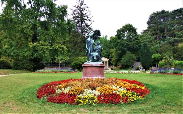 Strauss' statue and house